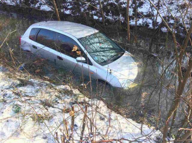 Неподалік Мукачева жінка, з’їхавши у кювет, втопила своє авто