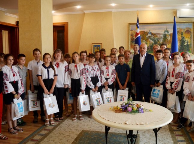 Діти, які приїхали на відпочинок із Придністров’я у Закарпаття, відвідали Ужгород