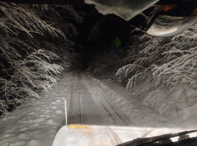 В кількох районах Закарпаття розчищають дороги від снігу
