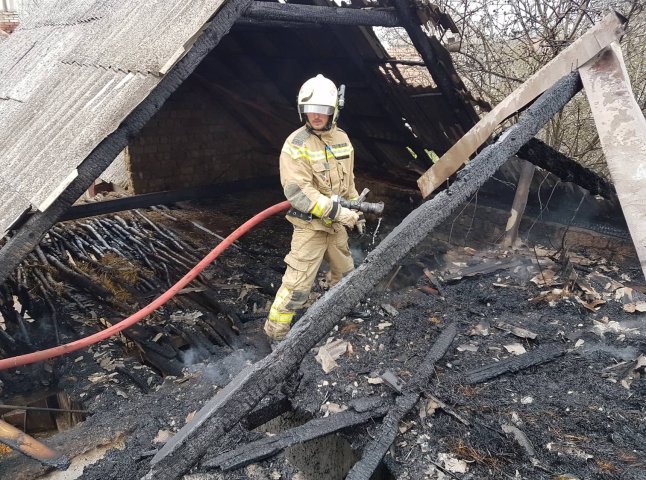 Рятувальники розповіли про пожежі, які вирували вихідними у Закарпатті