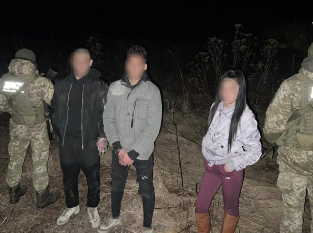 На кордоні з Угорщиною затримали двох чоловіків та жінку, які шукали кращого життя