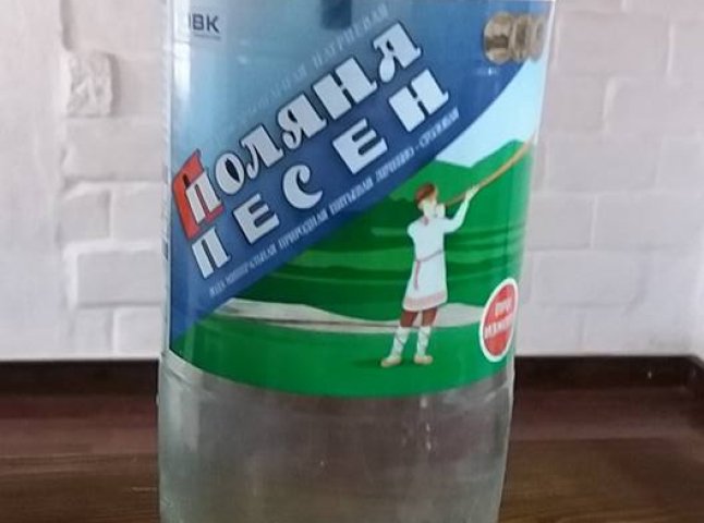 Плагіат по-російськи: соцмережі "кепкують" з "позиченої" етикетки відомого закарпатського бренду мінеральної води