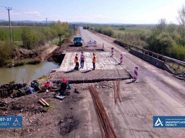 На Закарпатті цілодобово ремонтують дороги до відомих курортів 