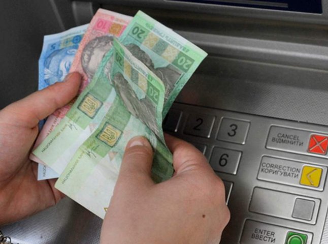 Скільки тепер можна зняти готівки у банкоматах та на касі деяких супермаркетів