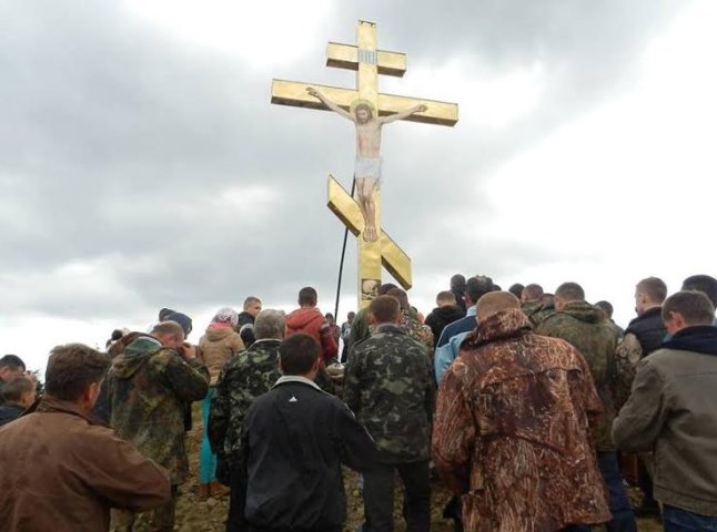 Жителі села Колочава встановили хрест із сонячними батареями