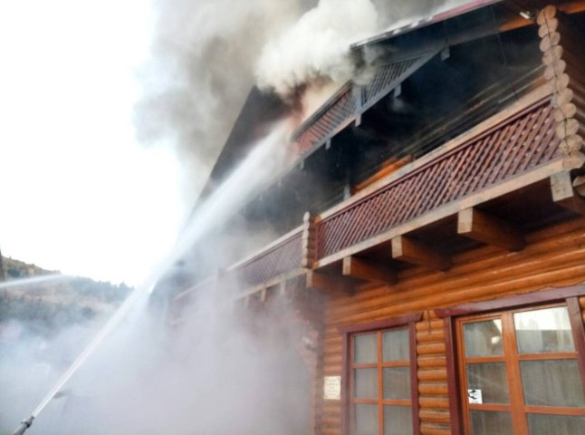 Горів готельно-ресторанний комплекс: вогонь гасили 24 рятувальники
