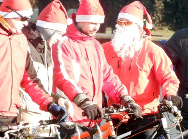 Хустом їздили на велосипеді близько трьохсот Санта Клаусів