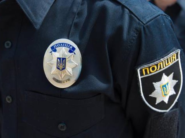 В Ужгороді поліцейські зупинили автомобіль, у якому знайшли зброю