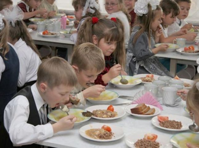 Мукачівських школярів годували "дорогими" харчами