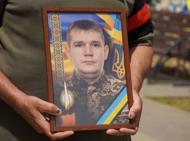 Ужгород попрощався з полеглим на війні Героєм Ужгород попрощався з полеглим на війні Героєм