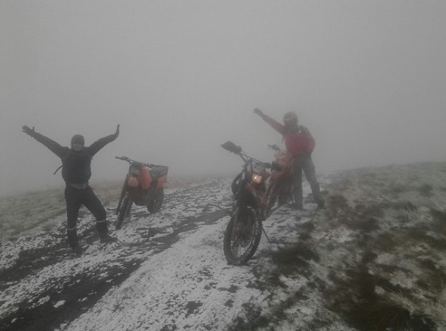 Двоє відчайдух розповіли про перший сніг на Тячівщині та екстримальну поїздку в гори
