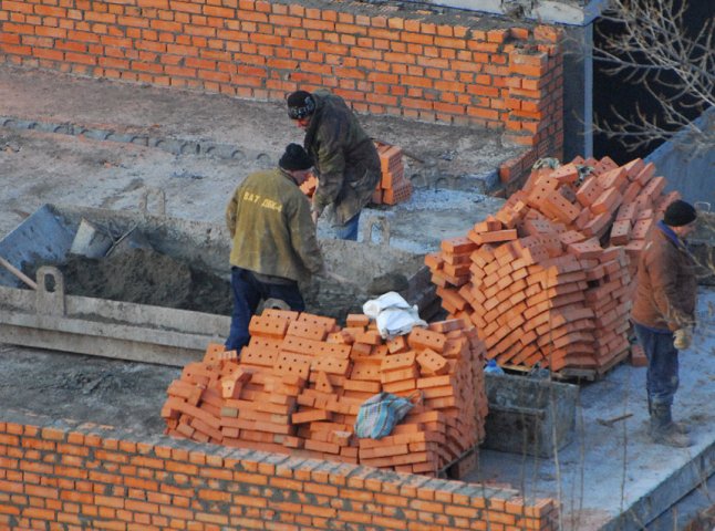 Працівники Тячівської РДА, змовившись із однією з будівельних фірм, відмили на будівництві школи майже 170 тисяч гривень