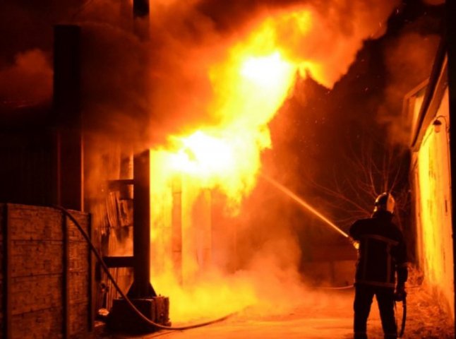 На Іршавщині серед ночі палав будинок