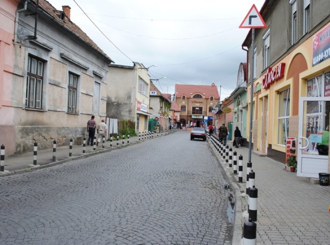 У Мукачеві на одній із центральних вулиць поблизу зеленого ринку дозволили двосторонній рух