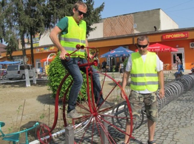 У Виноградові, перед входом у міський ринок, встановили пам’ятник велосипеду