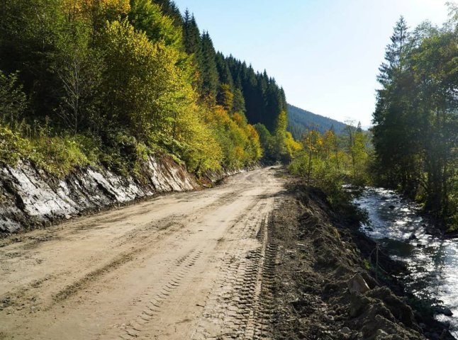 У Карпатах відновлюють лісову дорогу на Чорногору