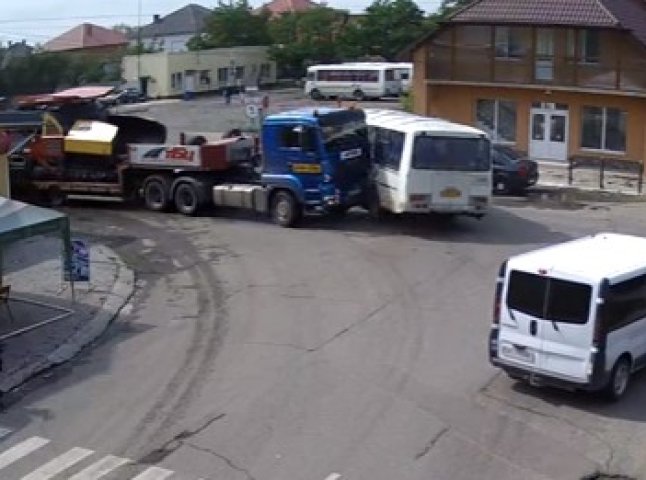 ДТП у Виноградові: вантажівка в’їхала в автобус