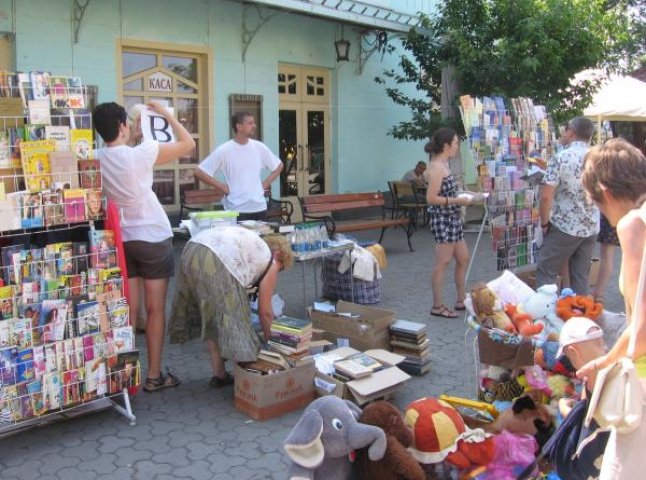 У центрі Ужгорода волонтери влаштували благодійний ярмарок у підтримку бійців АТО