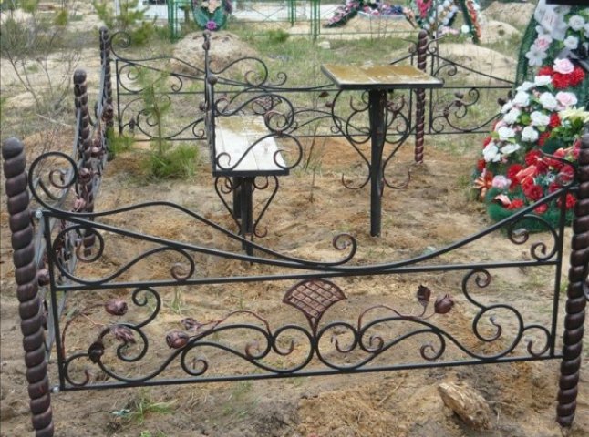 Четверо дітей понищили металеві огорожі могил на сільському кладовищі