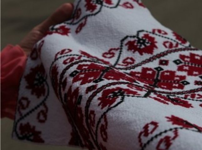 Закарпатські жінки розпочали вишивати "Рушник єднання України"