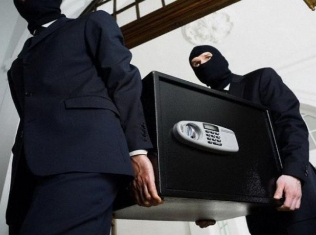 Двоє чоловіків проникли у будинок і винесли сейф із значною сумою грошей