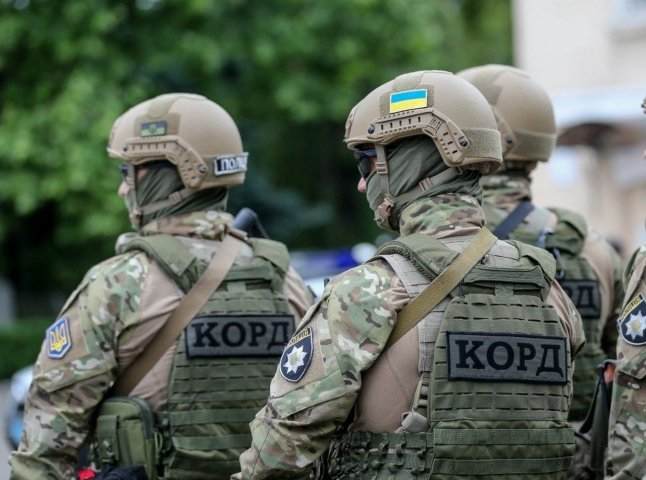 Поліцейські та бійці "КОРДу" провели обшук на Іршавщині