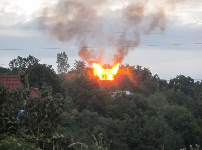 Масштабна пожежа в Ужгороді: згорів будинок, побудований над мікрорайоном Шахта