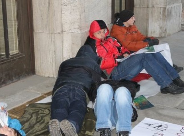 В Ужгороді активісти Євромайдану влаштували лежачий страйк перед будівлею ОДА (ФОТО)