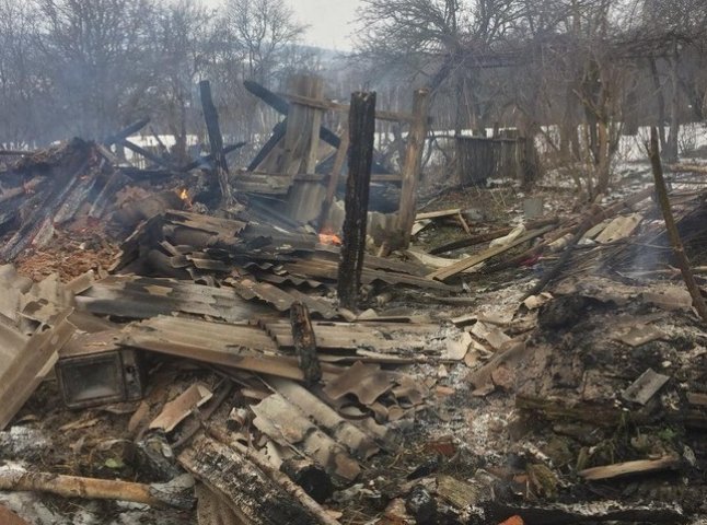 В Ужгороді 13 рятувальників гасили вогонь, але врятувати будинок їм не вдалося