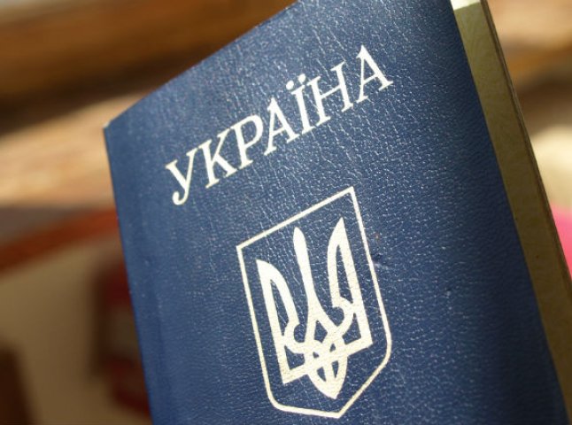 Юним берегівчанам вручили найважливіший документ у житті – паспорт громадянина України