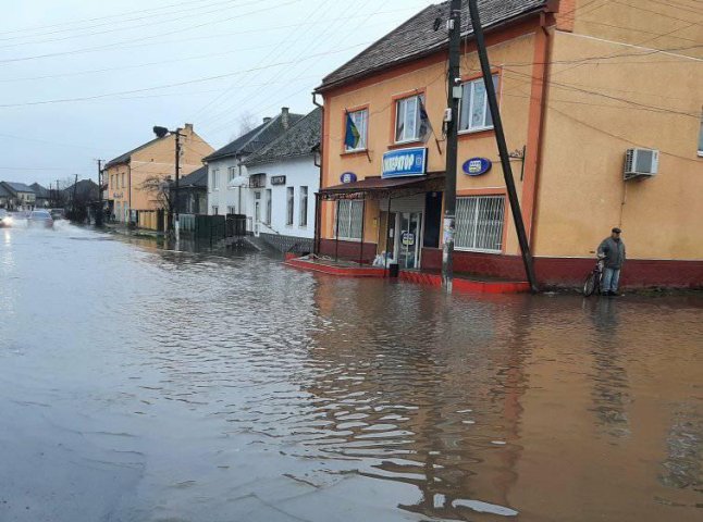 Центральну вулицю одного із сіл Мукачівщини залито водою