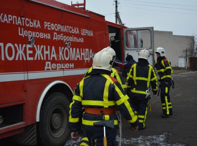 На Мукачівщині добровольці винесли жінку з палаючого будинку