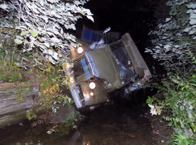 Машина перекинулася в річку: вночі сталася смертельна аварія