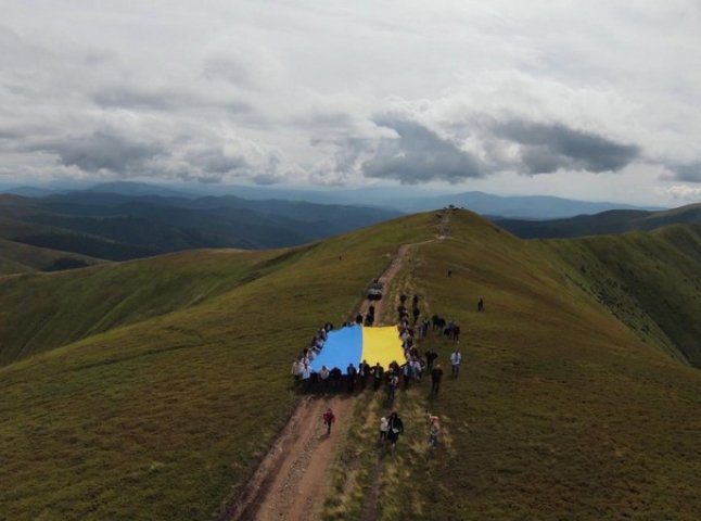 На вершині гори Великий Верх підняли прапор України