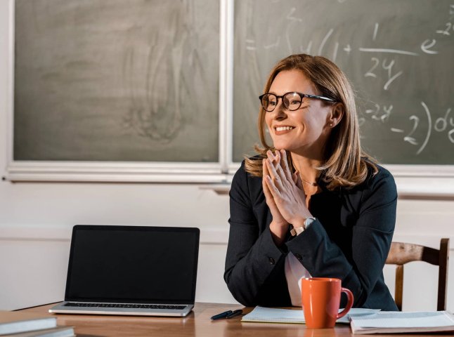 Закарпатським вчителям підвищать зарплату з 1 січня: на скільки саме