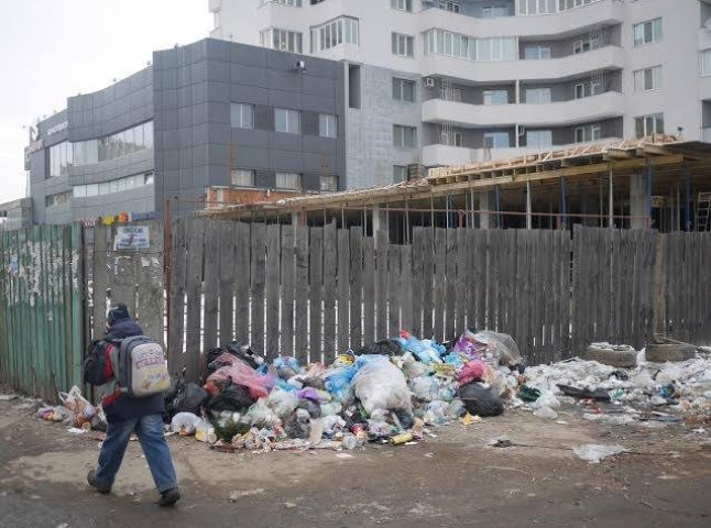 Після численних нарікань в Ужгороді таки прибрали сміття біля одного із торгових центрів
