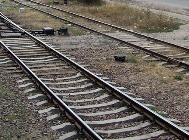 Неподалік Ужгорода на залізничній колії загинув 30-річний закарпатець