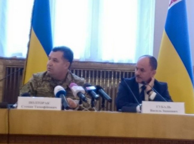 Степан Полторак в Ужгороді прямо під час зібрання звільнив військового чиновника