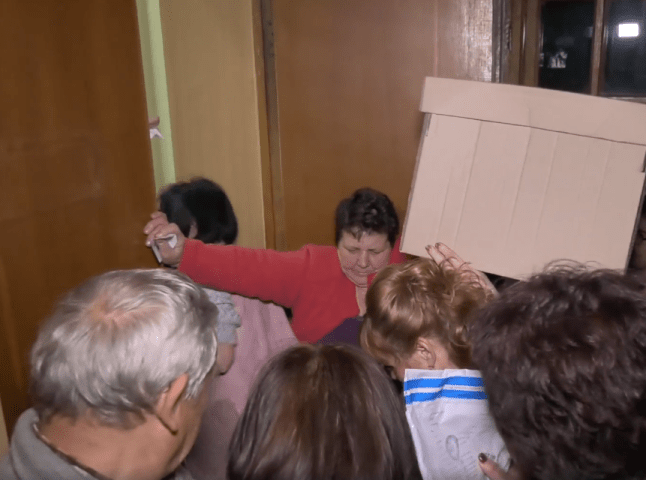 Вночі в Мукачеві через вибори люди влаштували штовханину