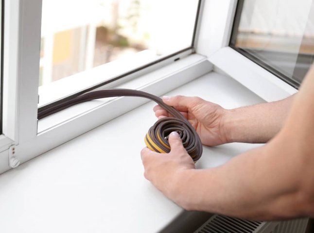 Як самому утеплити пластикові вікна на зиму — 2 найдешевші способи Як самому утеплити пластикові вікна на зиму — 2 найдешевші способи