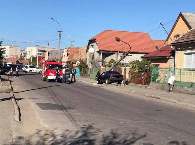 ДТП у Мукачеві: автівка врізалася у електричну опору