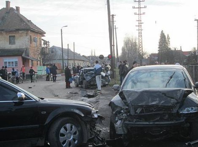 У Виноградові дівчина на автомобілі, не впоравшись із керуванням, врізалась у ВАЗ, одна людина загинула (ФОТО)