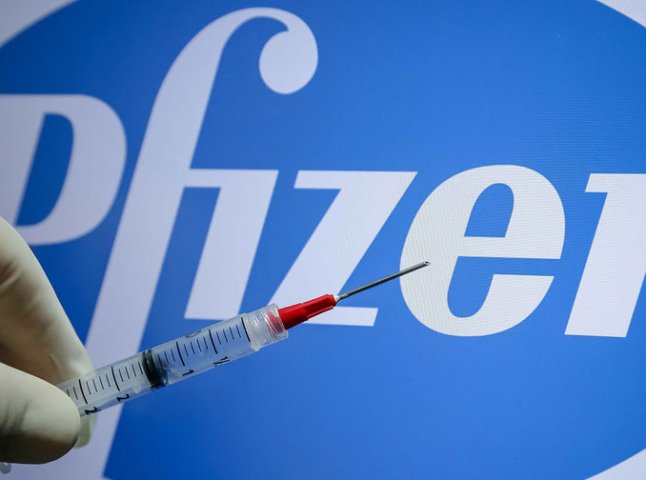 В Україну привезли вакцину Pfizer: коли та кого будуть нею щепити