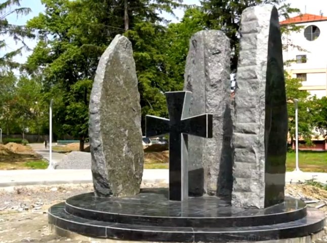 У Мукачеві встановили монумент воїнам-захисникам
