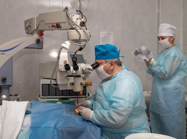 У Мукачеві проводять безкоштовні операції з видалення катаракти