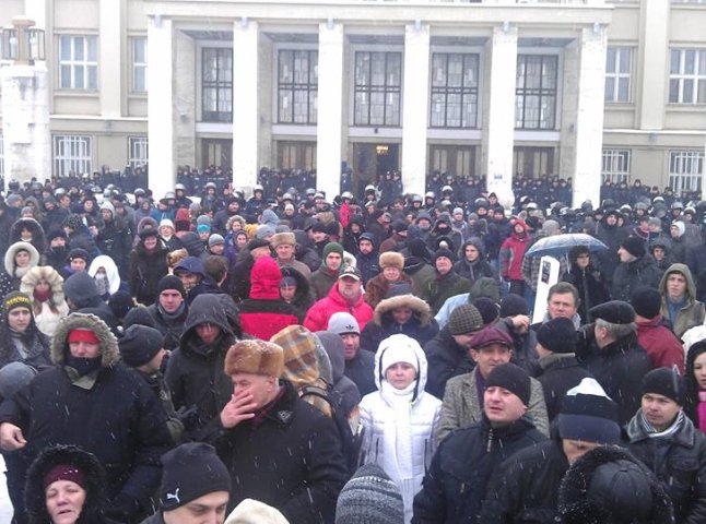 Ужгородські барикади у цифрах: 940 мішків зі снігом, 26 прапорів та від 200 до 1000 мітингувальників (ІНФОГРАФІКА)