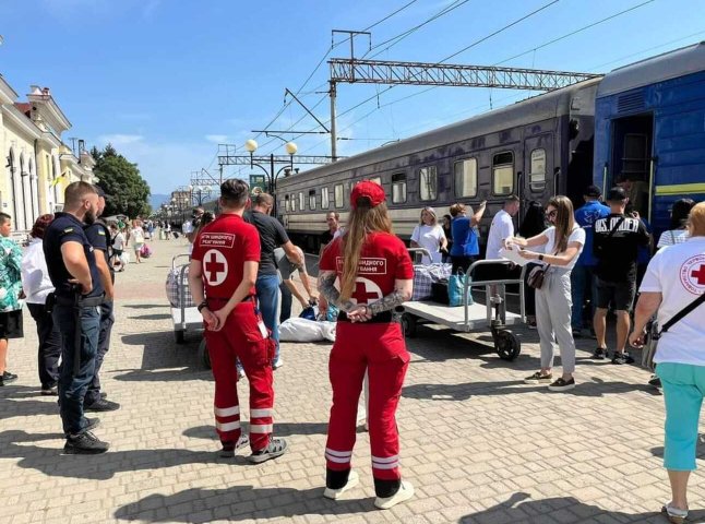 На Закарпатті зустріли евакуаційний потяг з Покровська