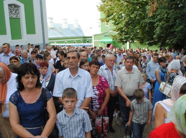Тисячі вірників прийшли помолитись до мукачівського Свято-Миколаївського жіночого монастиря (ФОТО)