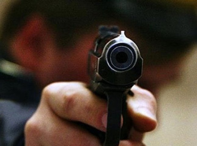 Житель Тячева з пістолетом в руках погрожував перехожим