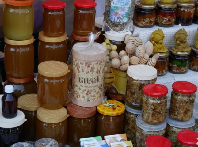 Найкращі пасічники з усього Закарпаття представили свою продукцію на фестивалі "Медовий Спас"